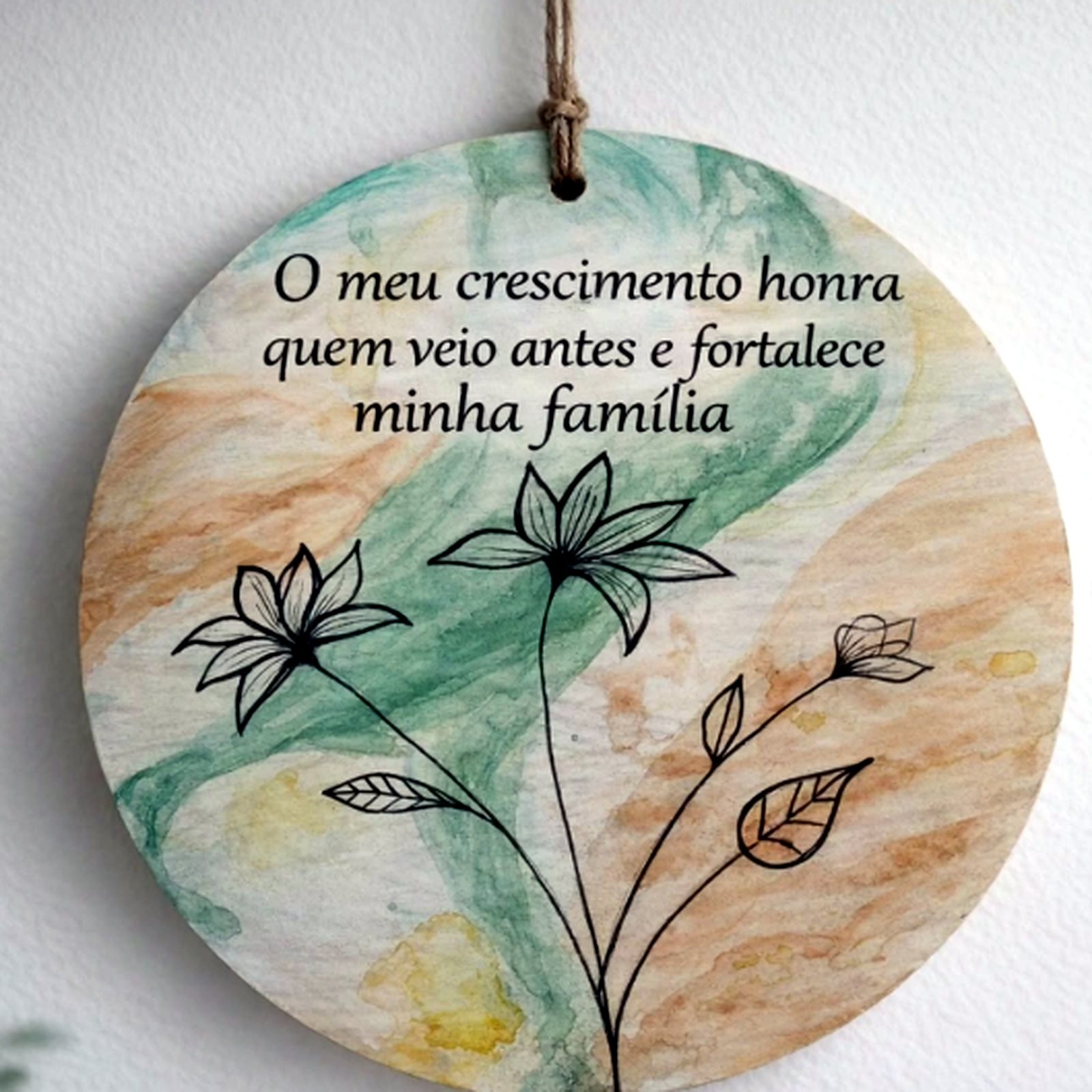 Peça artesanal com mensagem sobre crescimento e família
